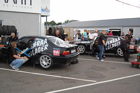 Travlhed i pitten hos AFL Motorsport.